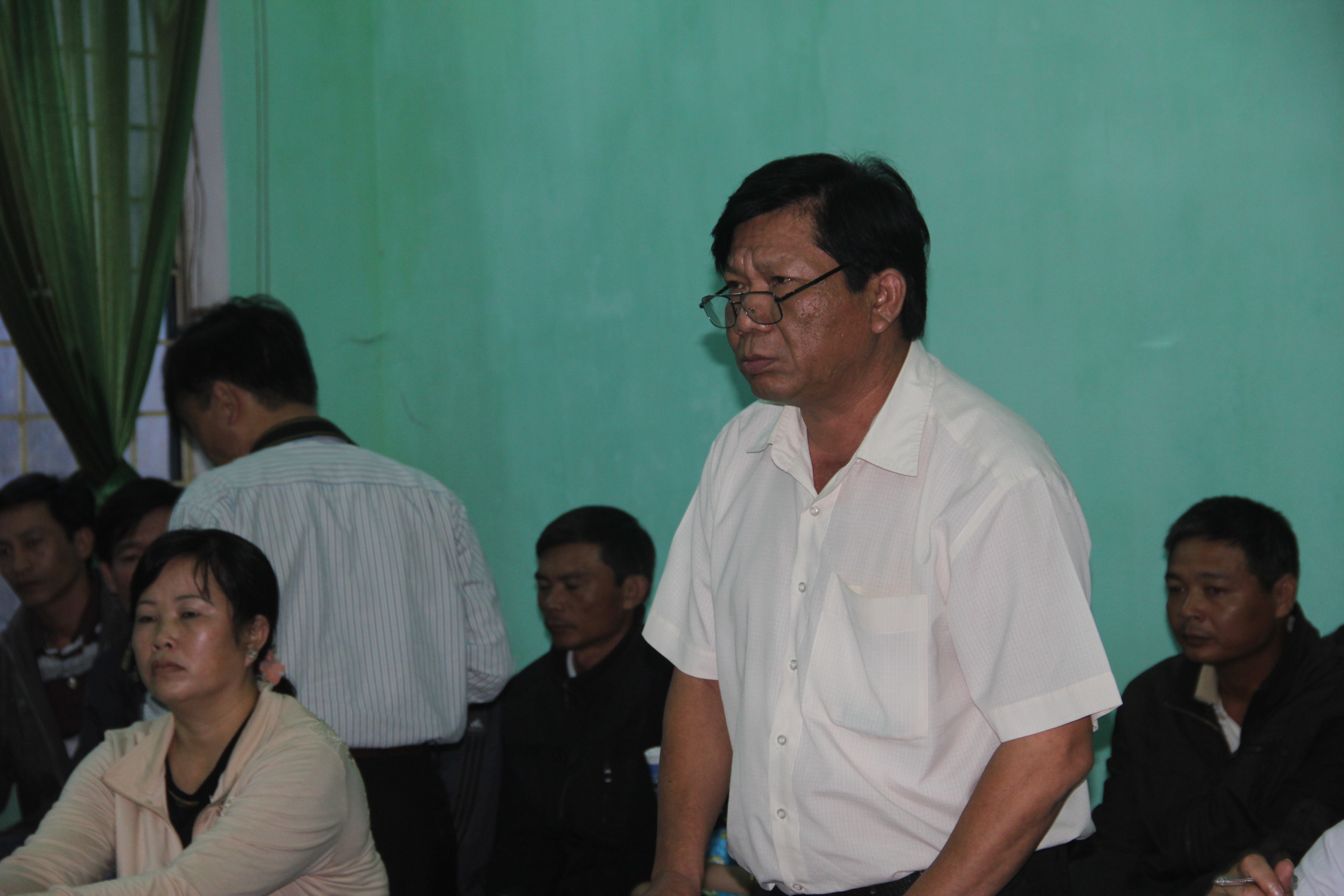 Đại[-]diện[-]UBND[-]huyện[-]Chư[-]Sê[-](người[-]đứng)[-]tại[-]phiên[-]xử[-]phúc[-]thẩm.